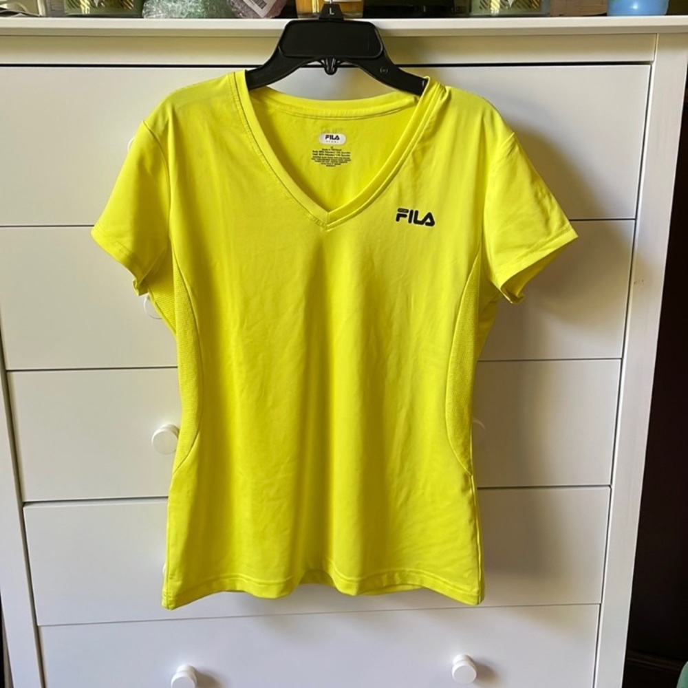 ⚽️. NWOT FILA SIZE MEDIUM YELLOW SPORTS PERFORMANCE V-NECK TEE